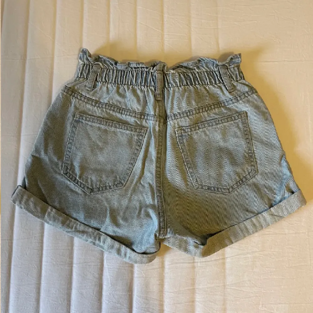 Säljer dessa högmidjade jeansshorts i storlek 140 från Lindex. De är stora i storlek och stretchiga i midjan. Jag skulle säga att de passar en xxs. Säljer då jag inte använder dem längre💗. Shorts.