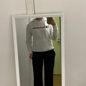 Vit Champion Hoodie - Mycket fint skick då den endast är använd ett fåtal gånger 🤍