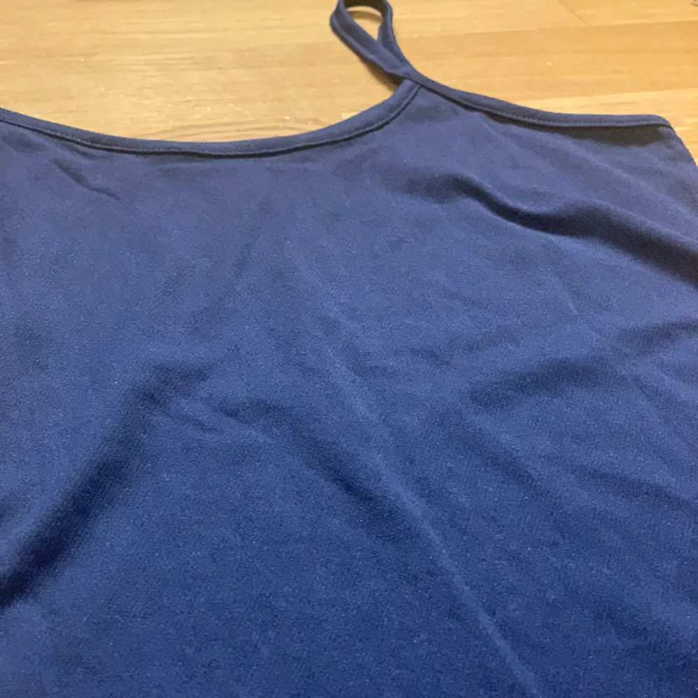 Marinblå linne 🪩( färgen är som på första bilden) vet ej vad det är för storlek men skulle gissa på att den är en xs-s. Toppar.