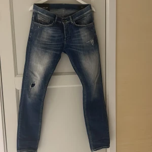 Dondup jeans  - Dondup jeans i modellen George skinny fit. Storlek 32. Köpta för 3200kr. Inte särkilt använda och inga skador. 