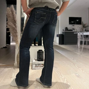 Lågmidjade byxor - Snygga lågmidjade byxor med coola fickor. Sköna och är i bra skick (inga synliga skador). Säljer då de är för slå för mig.  Storlek står inte men sitter som en S, ca 30 midja och 32 längd. Mått: midja 40 cm. Inneben 72 cm.