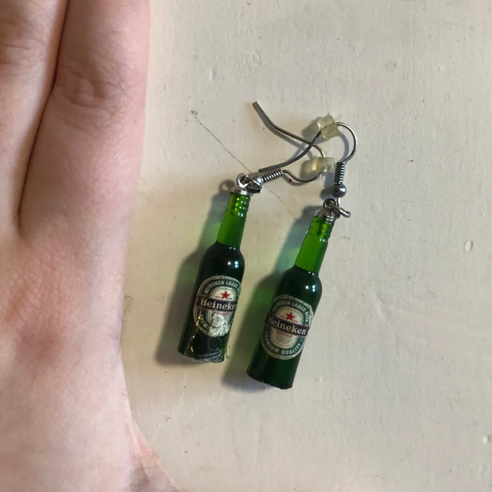 Heineken örhängen, gjord av plast och hyfsat stora. . Accessoarer.