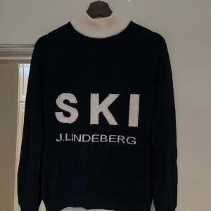 Super snygg stickad tröja från J.Lindeberg i srl M. Perfekt till vintern, skidsäsongen och aprés ski 🤩❄️ Sparsamt använd, säljer pga för stor 🩷 Nypris ca 1300, kom gärna med prisförslag ✨