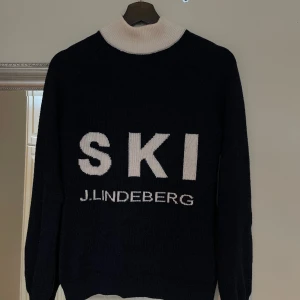 J. Lindeberg SKI - Super snygg stickad tröja från J.Lindeberg i srl M. Perfekt till vintern, skidsäsongen och aprés ski 🤩❄️ Sparsamt använd, säljer pga för stor 🩷 Nypris ca 1300, kom gärna med prisförslag ✨