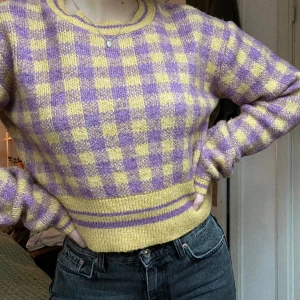 Stickad tröja  - Så fin och skön stickad tröja som tyvärr aldrig används. XS men passar S. Varm! 