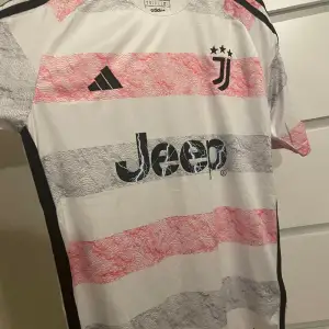 En sprillans ny Juventus t-shirt säljer den efter som den är för stor  Storlek s kan prata om nytt pris
