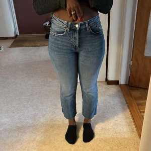 Zara jeans  - Ett par Zara jeans med korta ben och medelhög midja. 