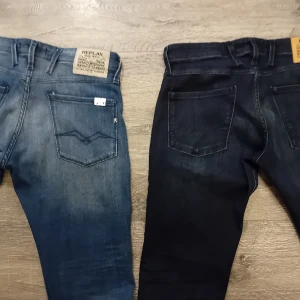 Replay jeans - Helt splittras nya repley med grym strech i storlek 32/32 herr. Endast testade och inte upplevt sin fösta tvätt. Det sitter en liten vit lapp på bakfickan som alla nya repley jeans har. 800 kr st eller 1200 för båda, byte kan vara intressant 