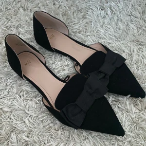 rosett ballerinaskor  - jättesöta ballerinaskor med rosett, jättefint skick. 