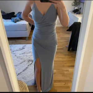 Långklänning/balklänning - Superfin klänning som passar perfekt till exempelvis studentbalen. Från boohoo i strl 38, lite stor på mig som vanligtvis är en 36 men den är lätt att sy in. Öppen i ryggen. Köptes för 630kr men säljer den då jag hittat en annan. 