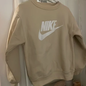 Pastelgul Nike crewneck - Pastelgul Nike crewneck i XS