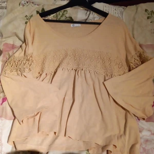 Tröja/blus - Jätte fin blus med tröj material. Har fina detaljer o har vida armar.🥰