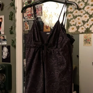 Lila satinklänning - Jättefin lila satinklänning från Lindex, vintage! Jättefint skick🤗