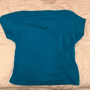 Blå Topp - En superfin topp som passar både till vardagen och fest. Säljer denna då jag tycker att färgen tyvär inte passar mig, inga defekter! Storlek Xs men skulle säga att den även passar i S. Den är även öppen i ryggen☺️