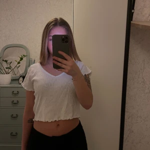 vit t-shirt - Säljer nu denna vita fina tröja då den ej används längre, den är använd endast 1 gång och i fint skick⭐️