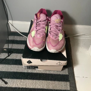 Kyrie low 5 basketskor  - Tjena, jag säljer min gamma basket skor som är väl använda och som man ser på bilden är dom lite sönder men är fortfarande i bra skick anmält.skriv om ni har mer frågor eller vill ha mer bilder.box ingår. Priset är inte fast.