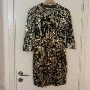 Glittrig festklänning  - Helt ny och oanvänd festklänning från zara. Storlek L men passar S/M