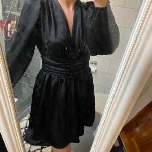 Klänning  - Super snygg klänning från ginatricot, knappt använd❤️