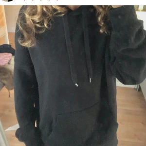 Overzise hoodie - Svart stor hoodie från Newyorker i storlek M. Använd