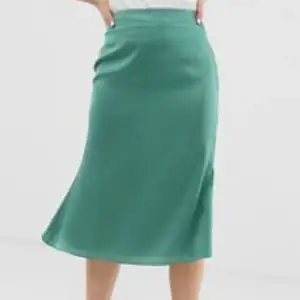 Mid kjol i unik grön färg. Utmärkt skick. 