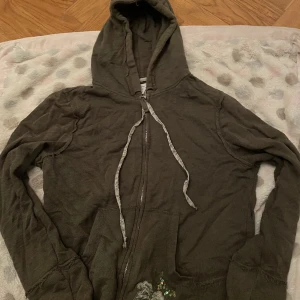 Oliv grön kofta  - Denna coola kofta som är köpt från humana kommer inte till användning längre. Står Stl XL men skulle säga att det passar S/M💕