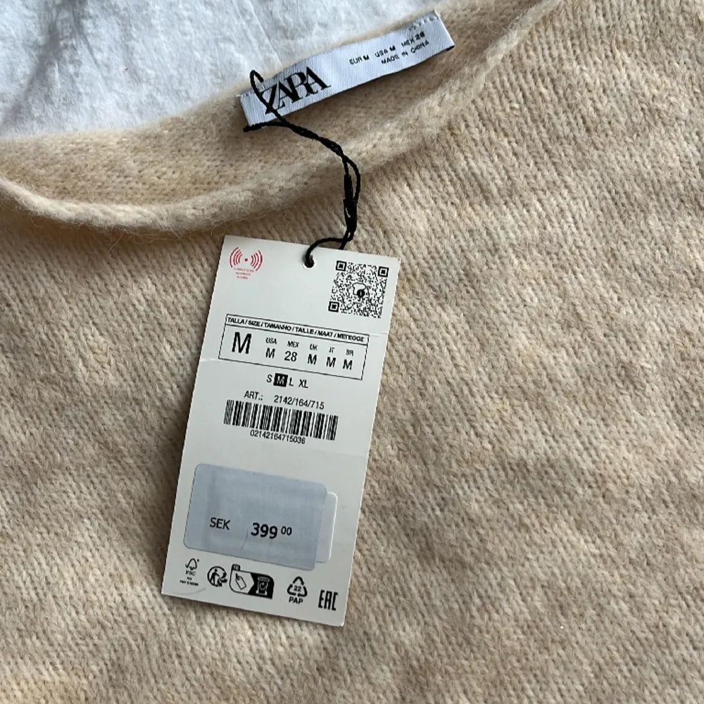 hej! säljer denna super fina och eftertraktade tröjan från zara. den är helt slutsåld vid tillfället. nyskick och prislappen är kvar, pris kan diskuteras💕. Tröjor & Koftor.