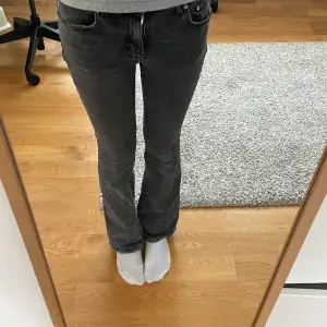 Jag säljer dessa jeans för att dem är försmå och för korta på mig (jag är 174 cm) dem är ganska använda men fortfarande bra skick!🩷😻