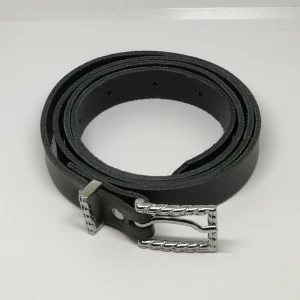 Skärp ~ bälte - Skärp i bra skick. Svart med silverfärgat spänne. Det är 95 cm långt och bredden ca 2 cm. Står 100% äkta läder på skärpet (se bild 3). 