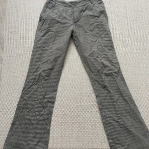 Kostymbyxor från mexx - Så snygga kostymbyxor från mexx. Lågmidjade och långa i benen. Tyvärr för små för mig därav måste jag sälja dem. Perfekt modell och lågmidjade!! Storlek 38!