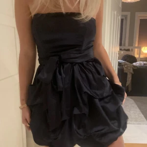 Coctail klänning  - Perfekt volang klänning till nyår! Så fin 💓💓 väldigt exklusive 