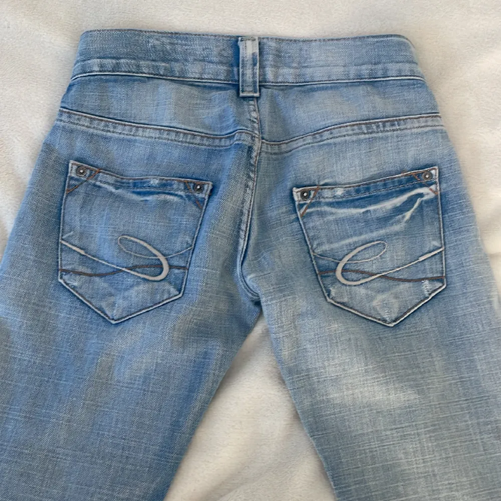 Så snygga jeans från espirit! Små för mig därför jag säljer dom😩 matchar med allt och bootcut😍vid fler bilder hör av er🙏🏼. Jeans & Byxor.