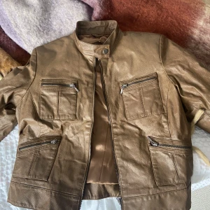 Läderjacka från KIT - Äkta skinn, insida polyester. Så snygg jacka, perfekt till fest o vardag. Säljer då den är för liten för mig. Står storlek 40 men skulle säga att den motsvarar storlek 36!💕🩷💕 