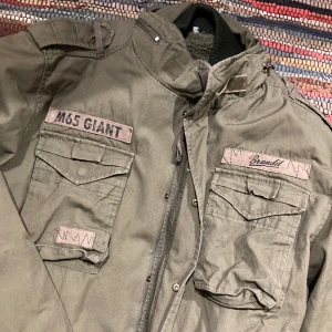 Vinterjacka herr - Vinterjacka, herr. Väldigt fint skick, bara använd någon gång. Snyggare täckjacka typ. Den går att dra åt både i midja och längst ner i innerfodret. 