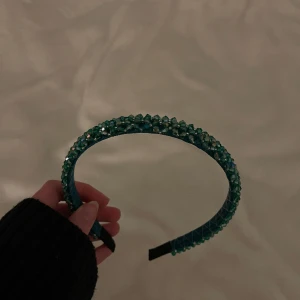 Diadem Åhléns  - Säljer detta fina glittriga diadem perfekt till jul❤️
