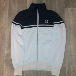 Sergio Tacchini tröja S - Säljer den då jag växt ur den. Bra skick, nypris 1200kr.