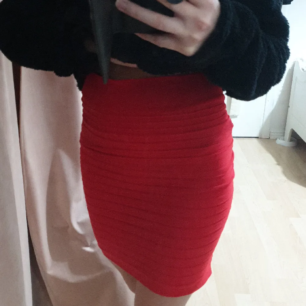 Röd kjol, storlek 34, pris 30kr. Kjolar.