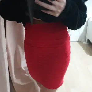 Röd kjol, storlek 34, pris 30kr