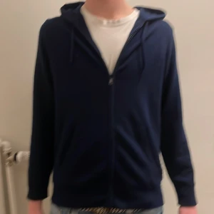 Kashmir hoodie - Kashmir hoodie i jätte bra skick.. 9/10. Storlek M och modellen på bilden är 186. Märket är Cashmere och nypris kostar den 2500.