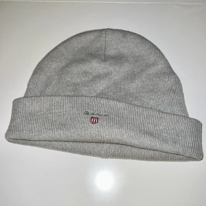 Gant mössa 200kr  - Knappt använd, Mycket fint skick  Originella pris: 600kr men säljer för 200kr!! Onesize, mössan Är för både kvinnor och män 