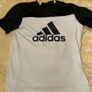 Adidas - Säljer min gamla adidas tröja för bara 400kr snabbaffär. Finns lite färg på den men inget som stör. Priset kan diskuteras. Skick 8/10
