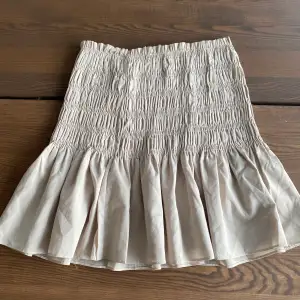 Super fin kjol från NeoNoir i beige. Står ingen märkt storlek men skulle säga S, har även resår i midjan. 💕💕