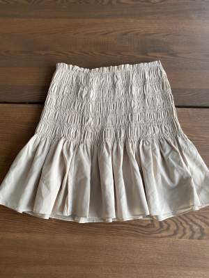 Super fin kjol från NeoNoir i beige. Står ingen märkt storlek men skulle säga S, har även resår i midjan. 💕💕