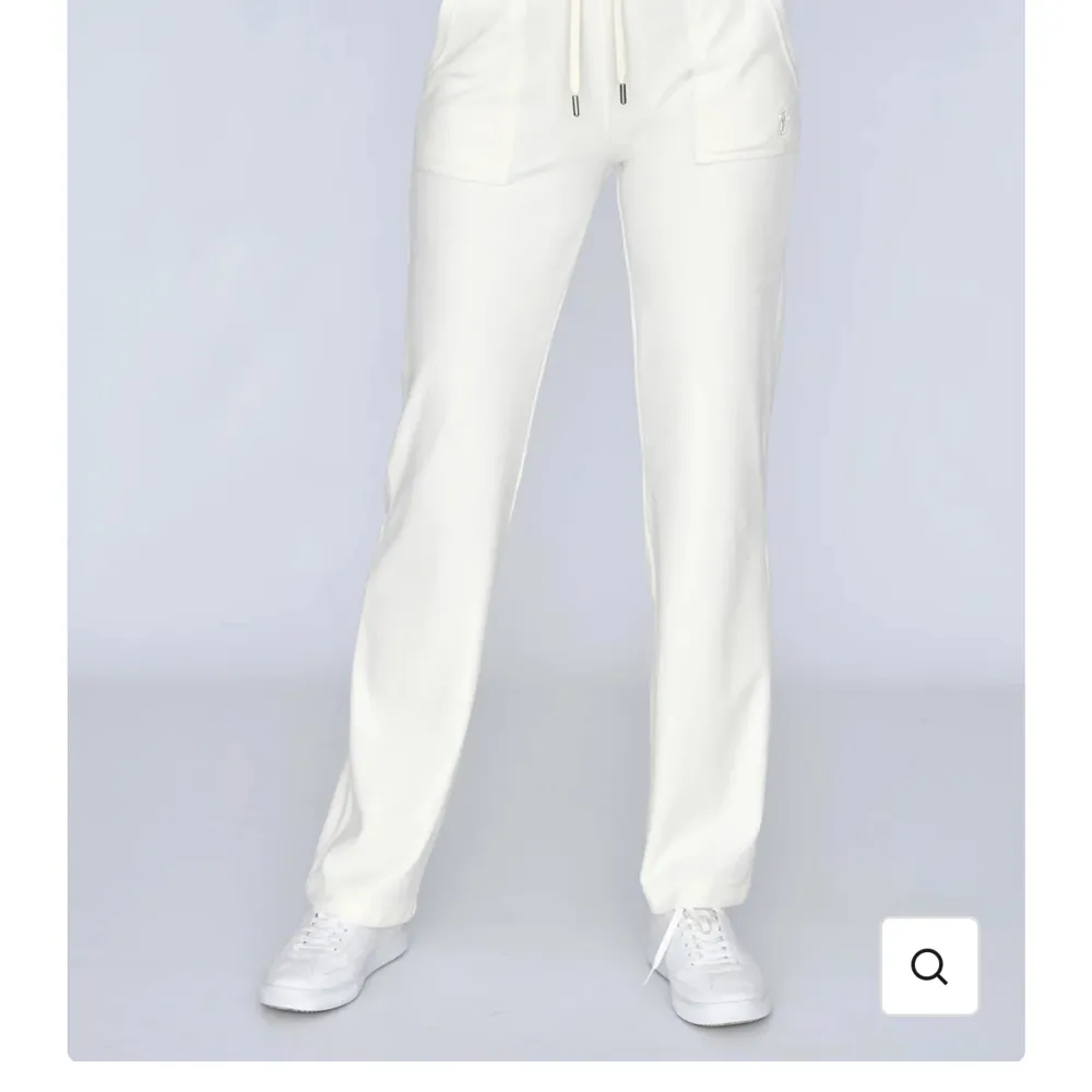 Säljer mina vita juicy couture. Fick inte till användning nästan aldrig använda! Fint skick, skriv. Priset kan diskuteras!. Jeans & Byxor.
