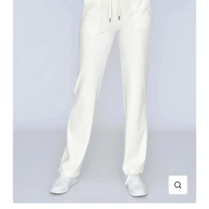 Juicy courtore  - Säljer mina vita juicy couture. Fick inte till användning nästan aldrig använda! Fint skick, skriv. Priset kan diskuteras!