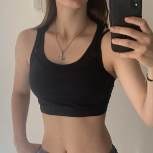 Svart topp - En svart topp som passar stilen y2k 🥰