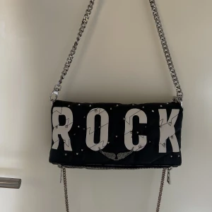 Zadig väska - Säljer min zadig väska i limited edition!! Tillkommer dustbag samt två ”metall-band” där den ena är kortare än den andra. Behöver pengar akut och säljer därför för 1179kr, eller vid snabbt köpt, 980kr!