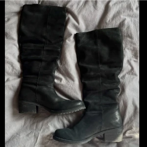 Snygga stövlar  - Skitsnygga stövlar som är perfekta nu till hösten! De är i toppskick och har inga defekter alls, de är så bekväma att gå i och extra tyg inuti så man inte blir kall💞💞 Skriv gärna privat om du har några frågor❤️❤️