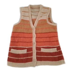 Stickad väst - Str. Finns inte, uppskattad till m-l. Kan eventuellt mäta. 😊 Vid funderingar skicka gärna pm ❤️