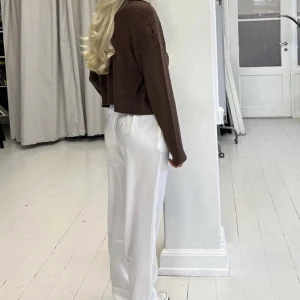 Designbysi  - LONA LOWWAIST SATIN PANTS - WHITE i storlek S av designbysi . Helt oanvända Orginalpris:484 Köparen står för frakt, pris kan diskuteras 