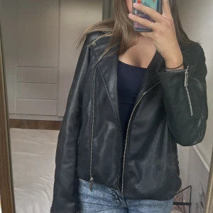 Skinnjacka/Bikerjacka - Säljer min jacka för jag inte använder den längre. En bikerjacka i läderimitation, slimfit men i större storlek så sitter bra på en S, inte för stort, inte för litet.  Använd men försiktigt och har inga skador på utsidan. Köpt för 399kr som ny. 